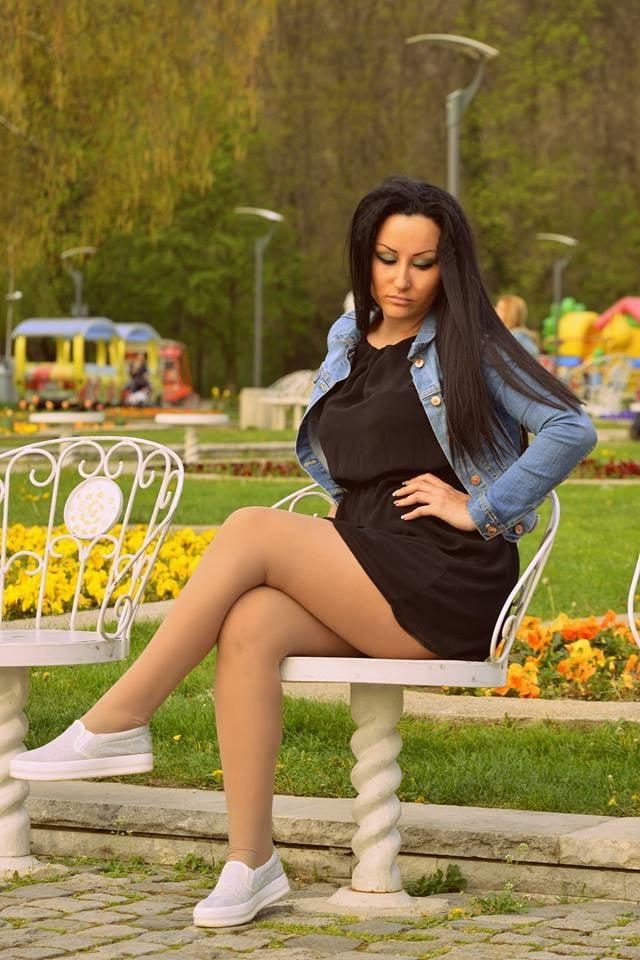 25P sexy females in tights pantyhose nylons 58