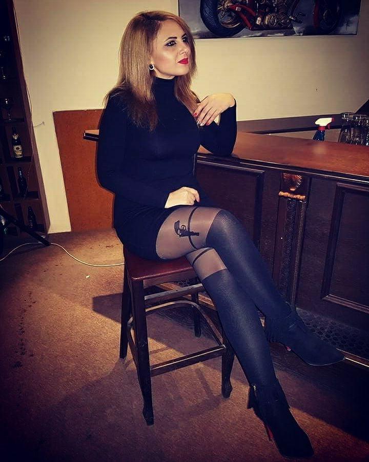 25P sexy females in tights pantyhose nylons 59