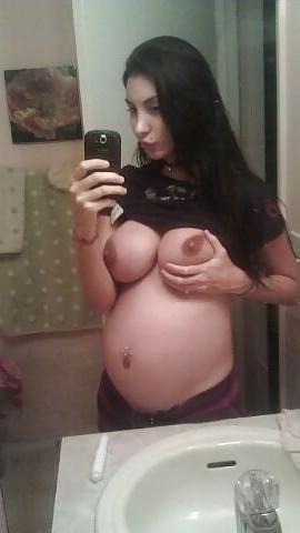 20P This pregnant Mom has nice tits