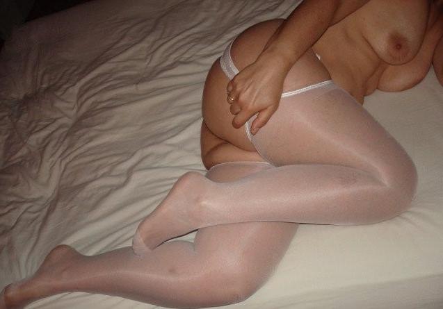 25P matures and amateurs on bed in pantyhose 2