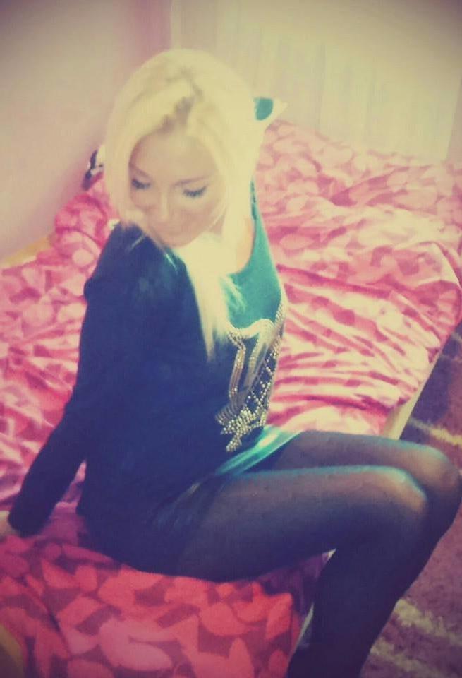 25P sexy females in tights pantyhose nylons 32
