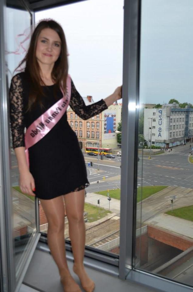 25P sexy females in tights pantyhose nylons 35
