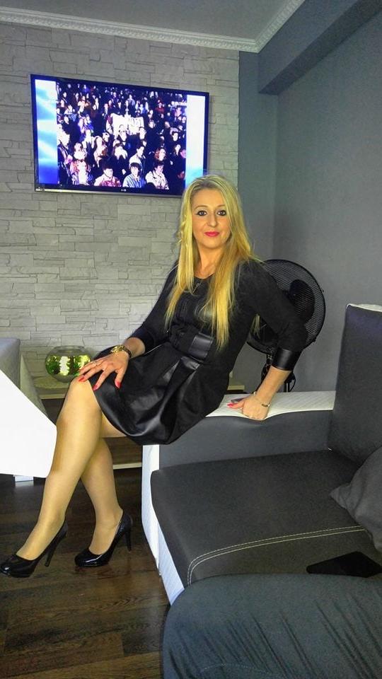 25P sexy females in tights pantyhose nylons 35
