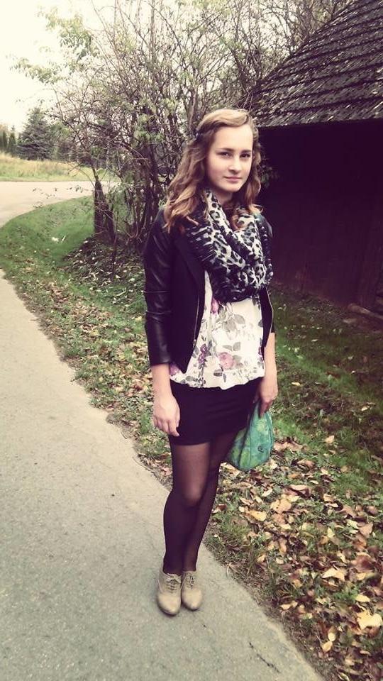 25P sexy females in tights pantyhose nylons 38