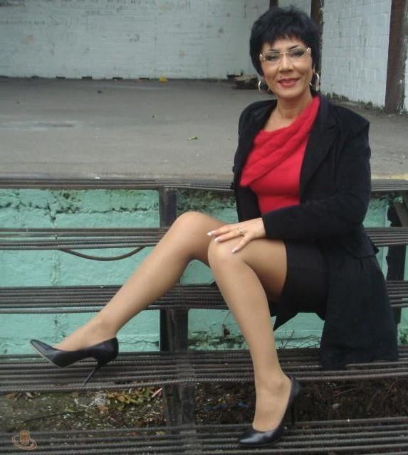 25P sexy females in tights pantyhose nylons 21
