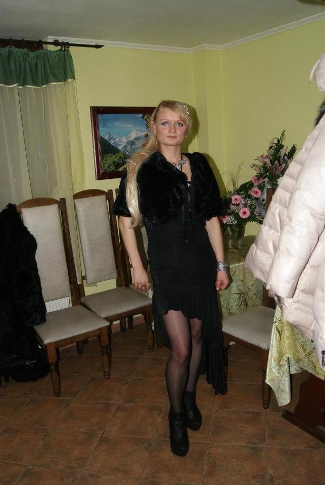 25P sexy females in tights pantyhose nylons 24