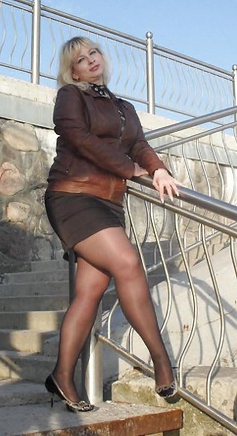 25P mature pantyhose 2