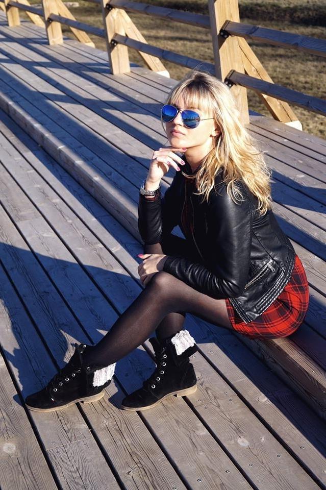 25P sexy females in tights pantyhose nylons 18