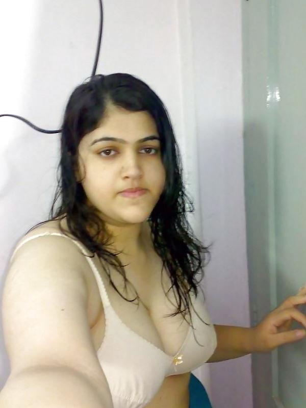 6P Pakistani babe posing topless - coolbudy