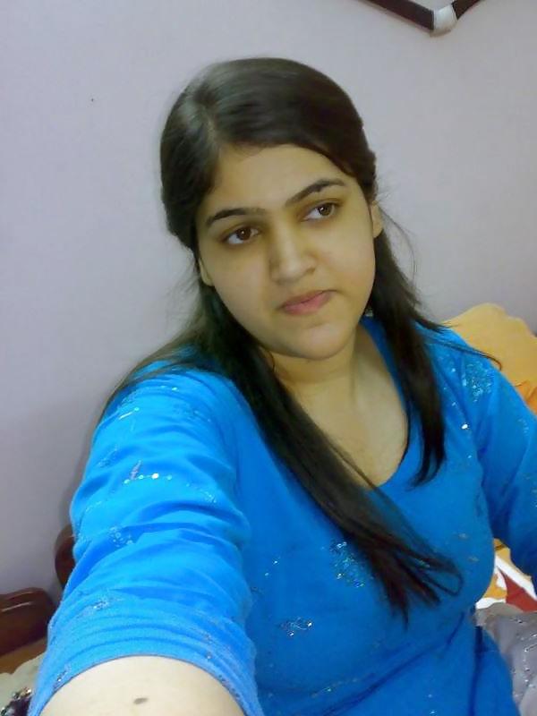 6P Pakistani babe posing topless - coolbudy