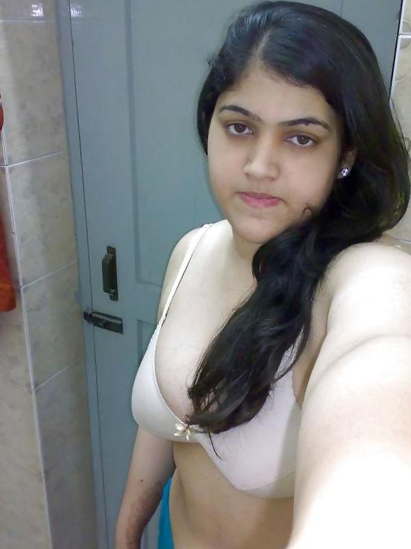 6P Pakistani babe posing topless - coolbudy