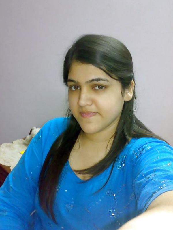 6P Pakistani babe posing topless - coolbudy