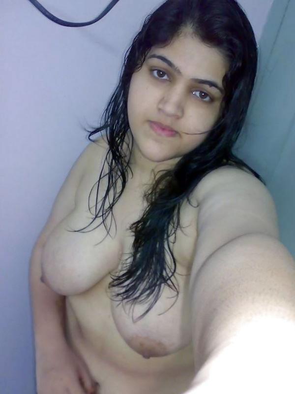 6P Pakistani babe posing topless - coolbudy