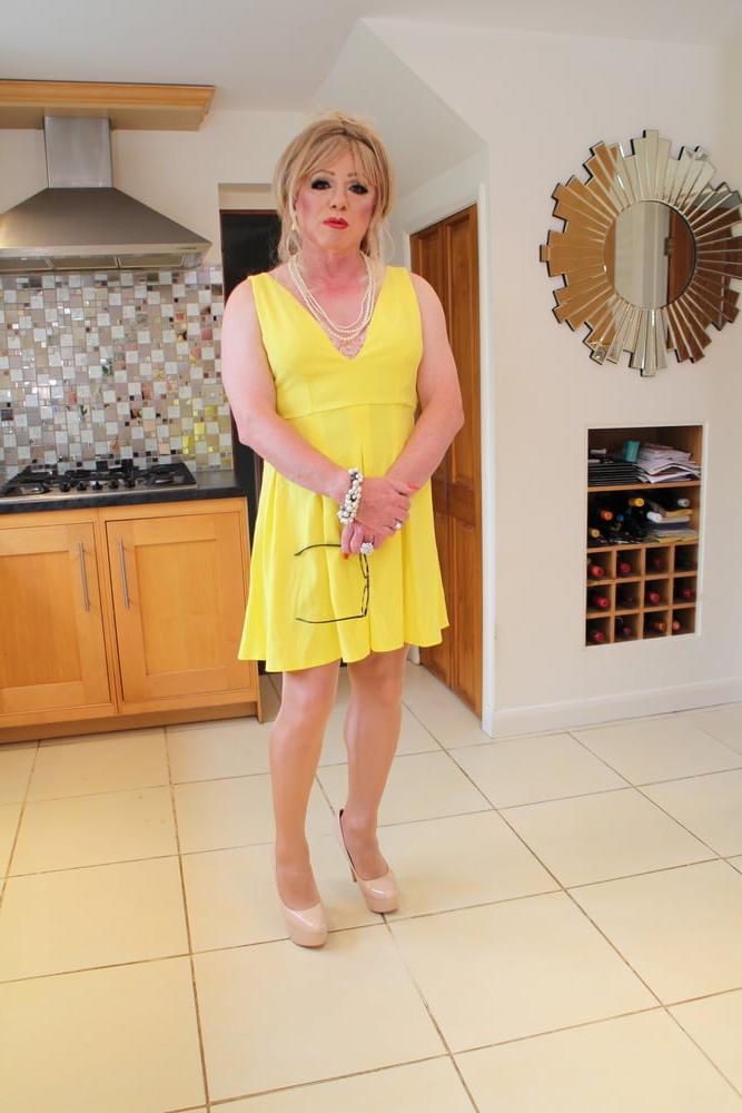 25P Gallery 287 - Short yellow pleated dress