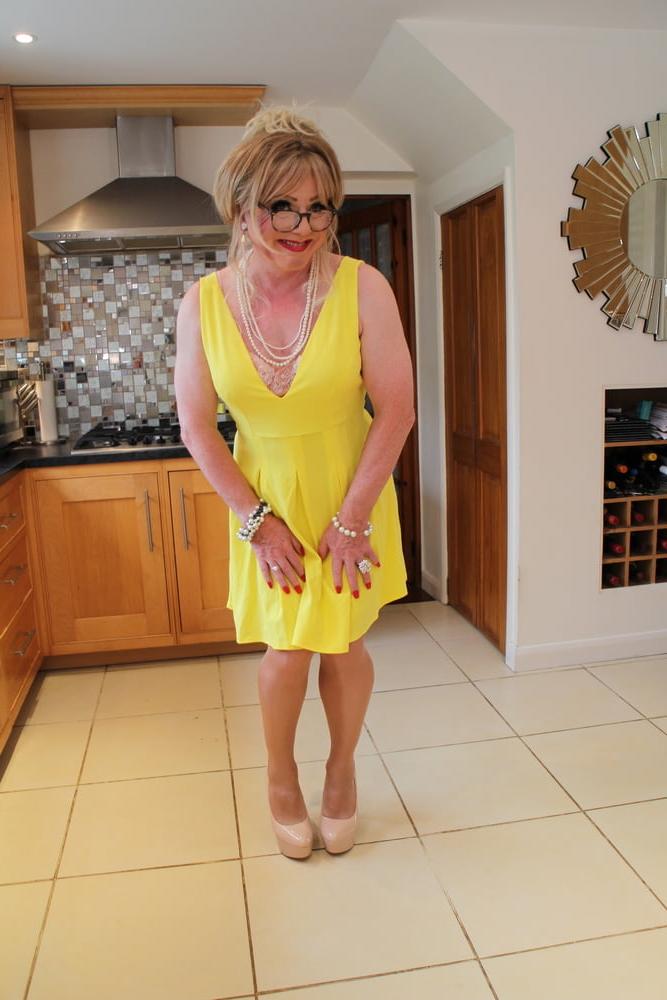 25P Gallery 287 - Short yellow pleated dress