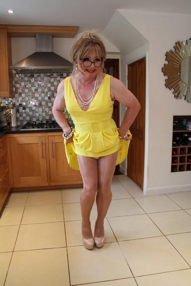 25P Gallery 287 - Short yellow pleated dress