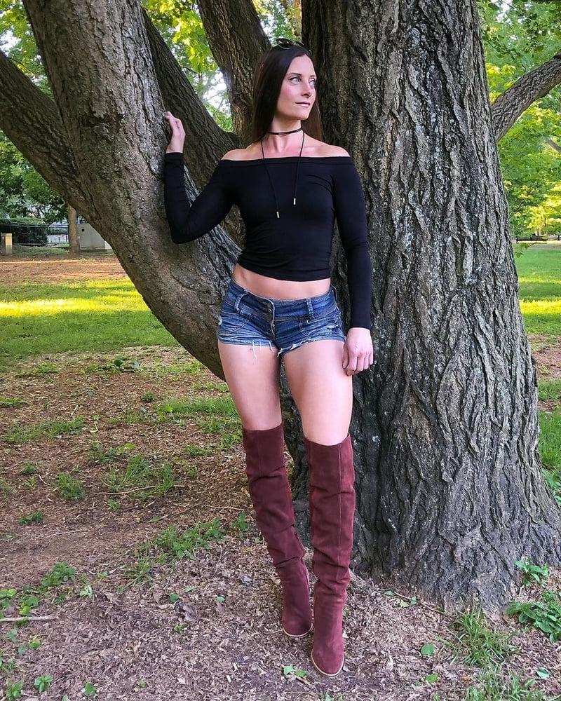 22P Amateur Lisa in sexy dress and hot kneeboots