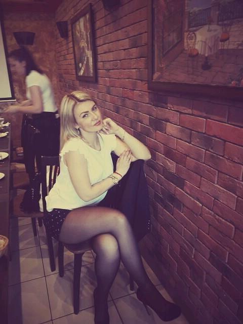 25P sexy females in tights pantyhose nylons 1