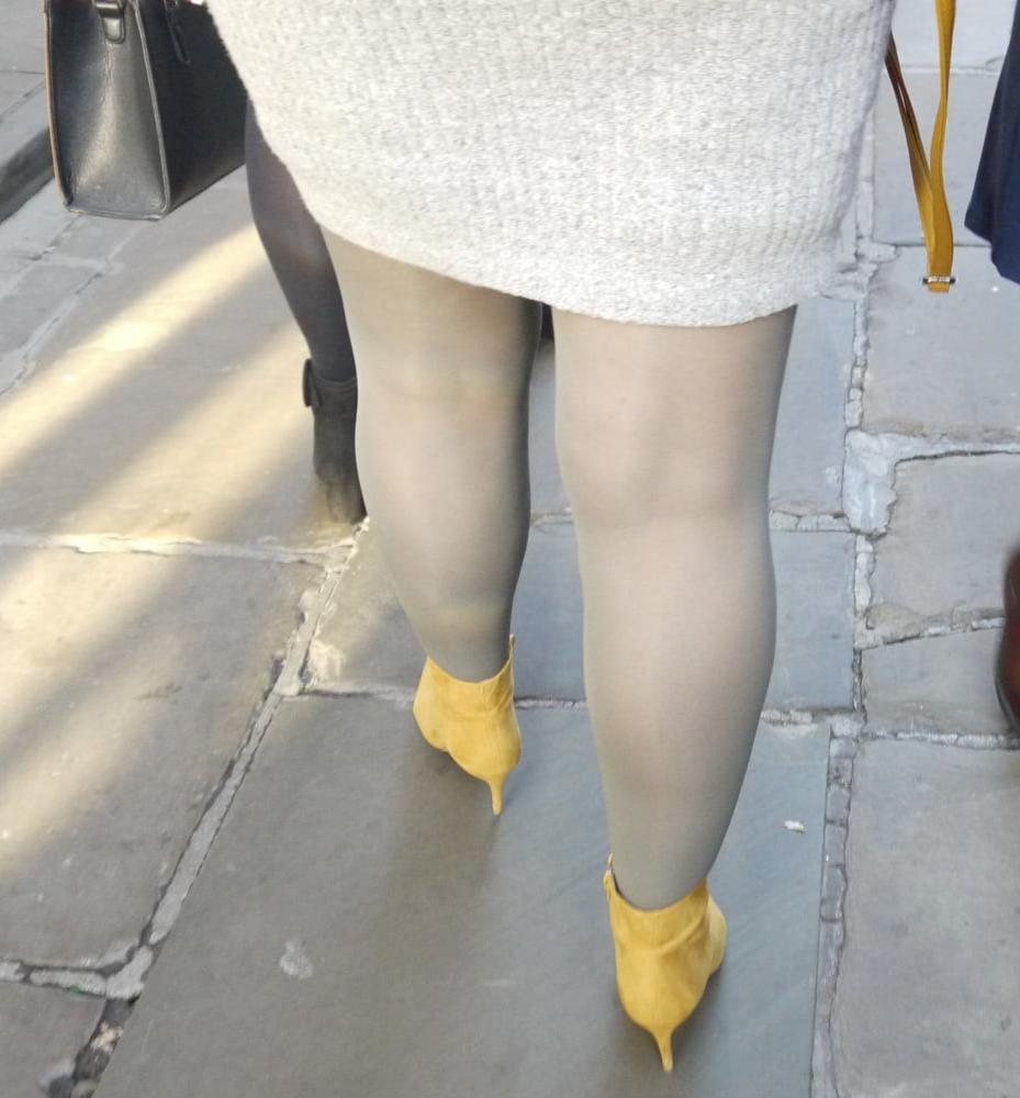 25P blonde in grey dress with grey pantyhose and yellow heels