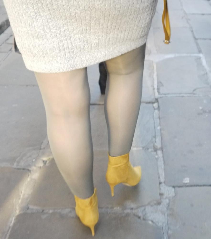 25P blonde in grey dress with grey pantyhose and yellow heels