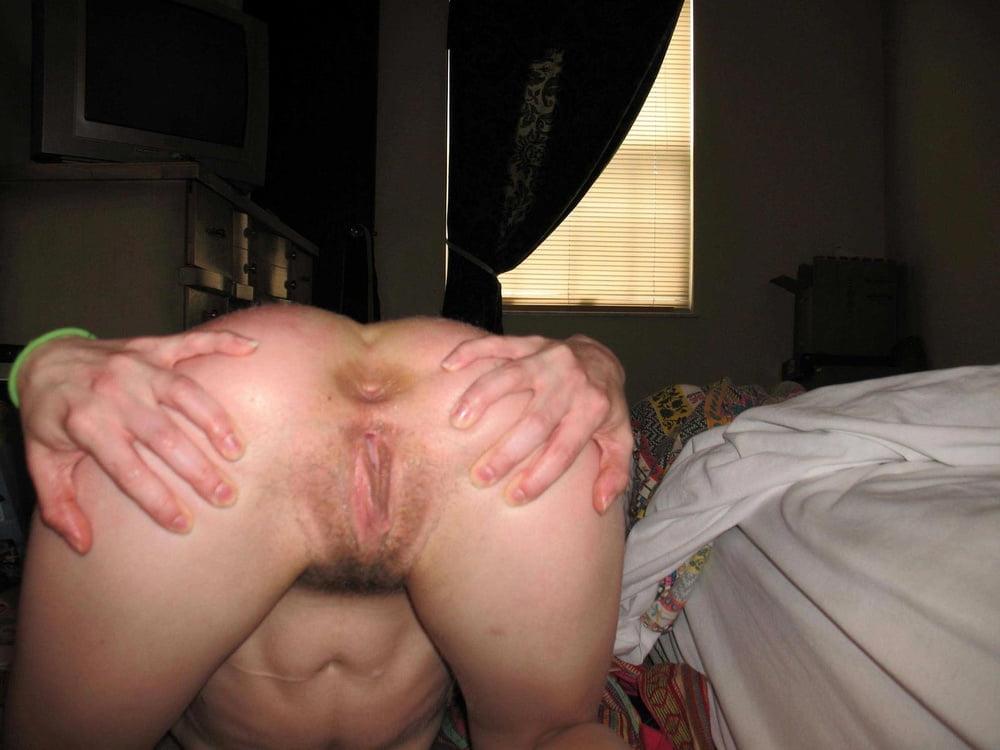 24P Jeune amatrice se gode le cul et fait des photos 2