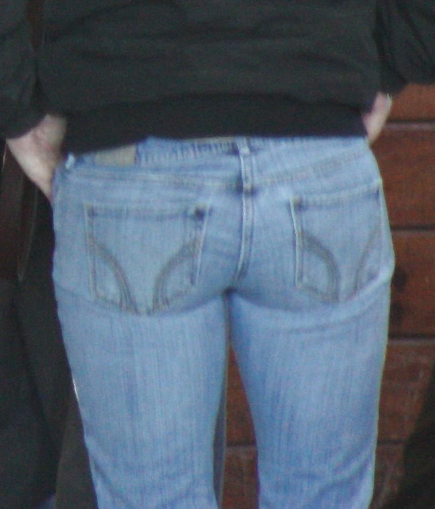 17P Nice Ass in Blue Jeans 