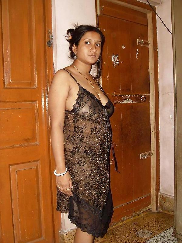 25P Indian Busty House Wife