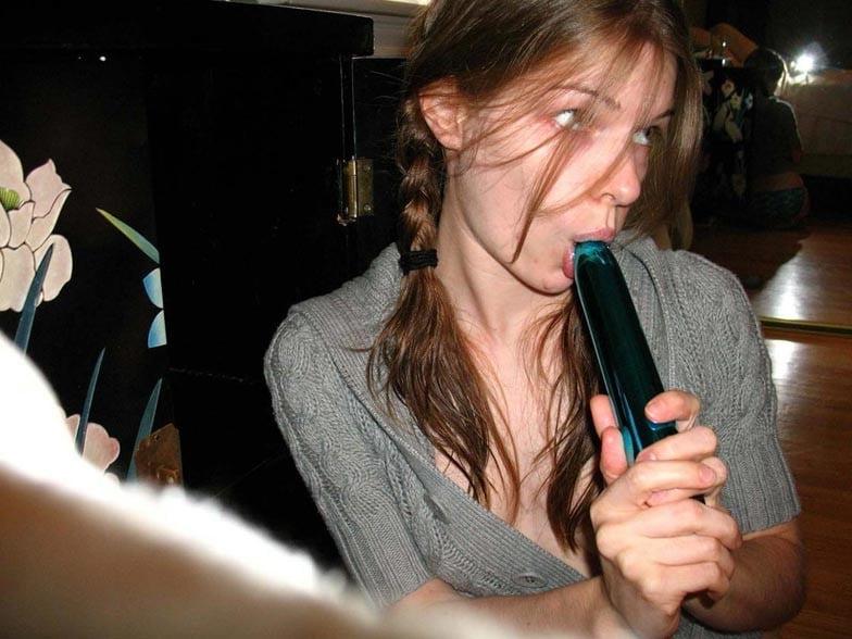 25P Jeune amatrice se gode le cul   et fait des photos