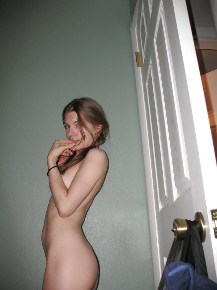 25P Jeune amatrice se gode le cul   et fait des photos