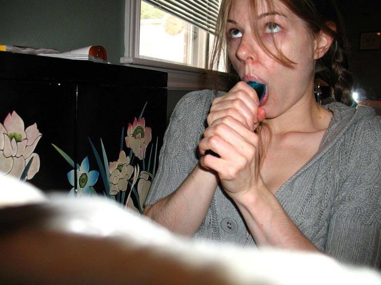 25P Jeune amatrice se gode le cul   et fait des photos