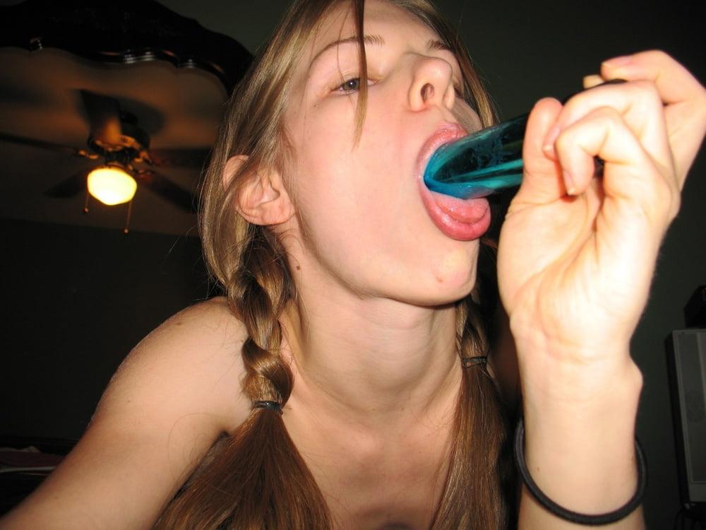 25P Jeune amatrice se gode le cul   et fait des photos