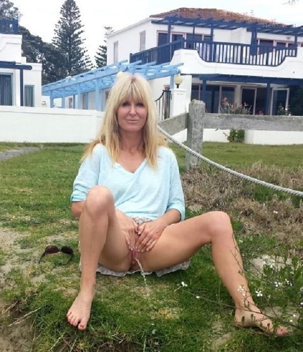 25P Peeing women 1