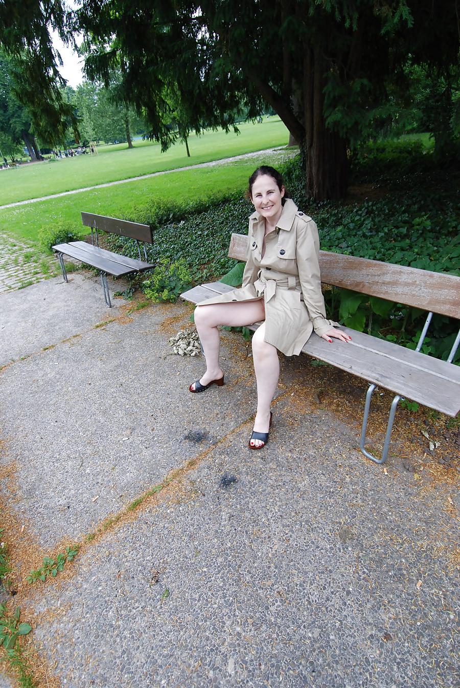 16P Exhibitionistin im park