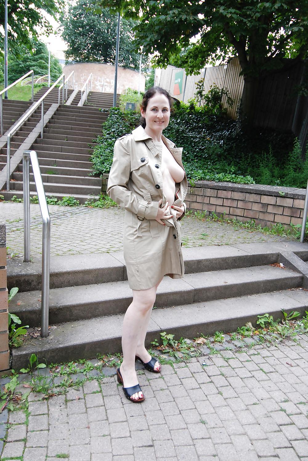 16P Exhibitionistin im park