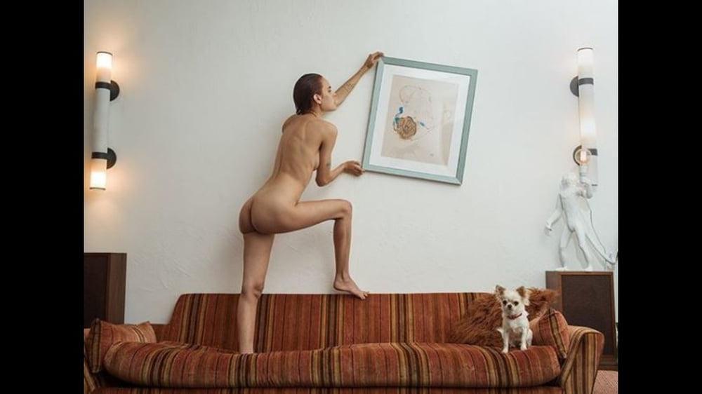 11P Nude at home