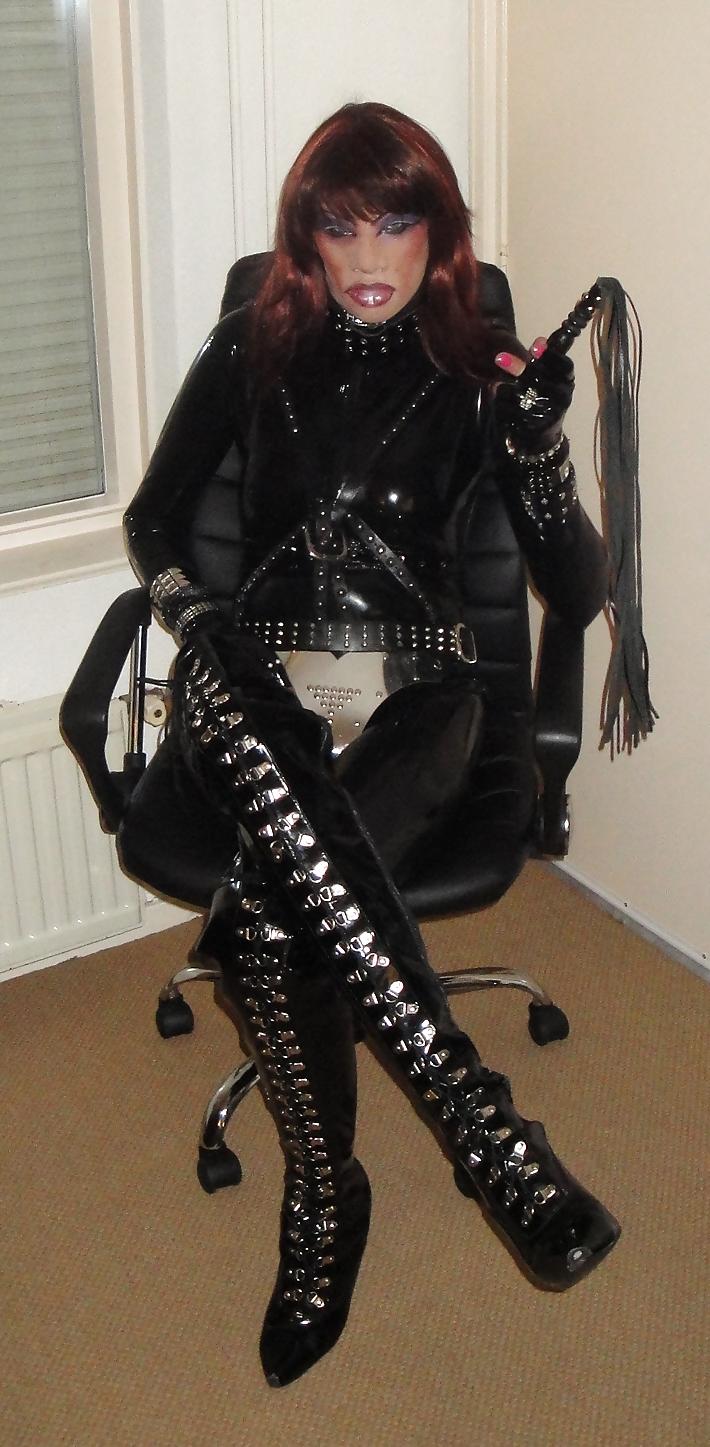 18P Kinky Latex Doll