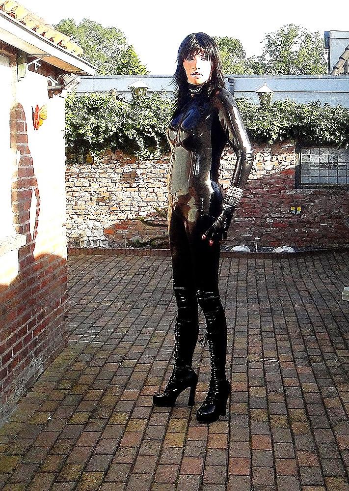 18P Kinky Latex Doll