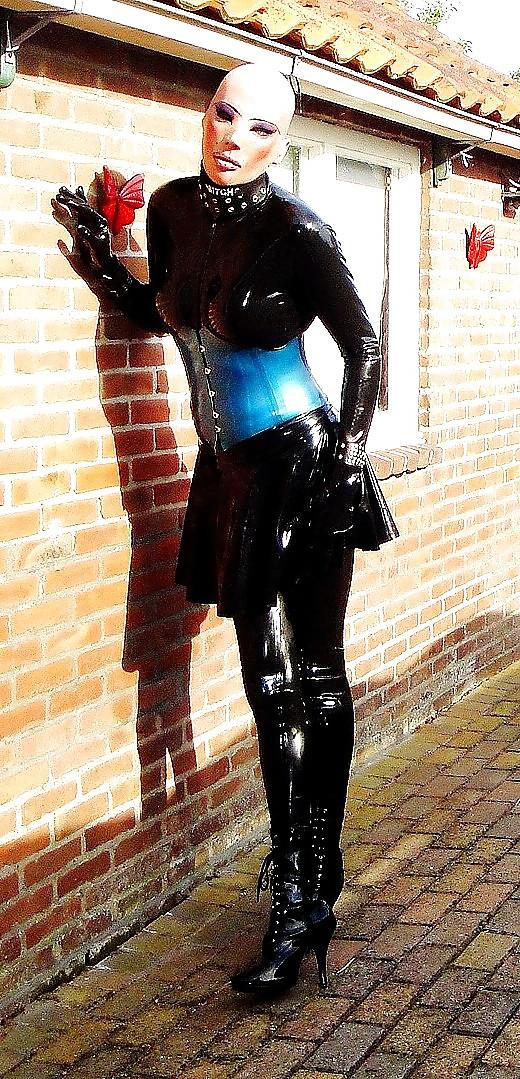 18P Kinky Latex Doll