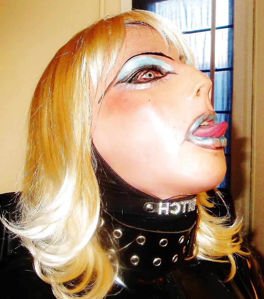 18P Kinky Latex Doll