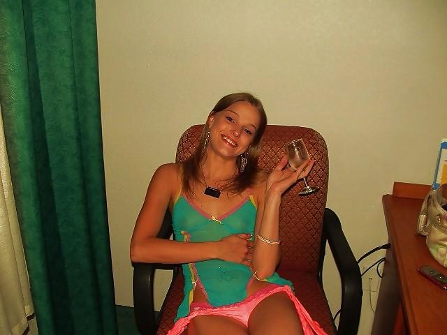 12P She's A Fun Party Girl