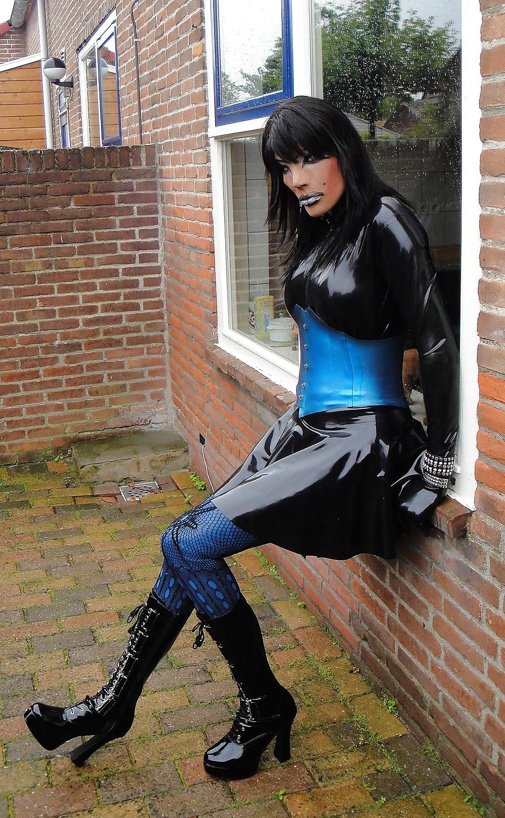 8P Kinky Latex Doll
