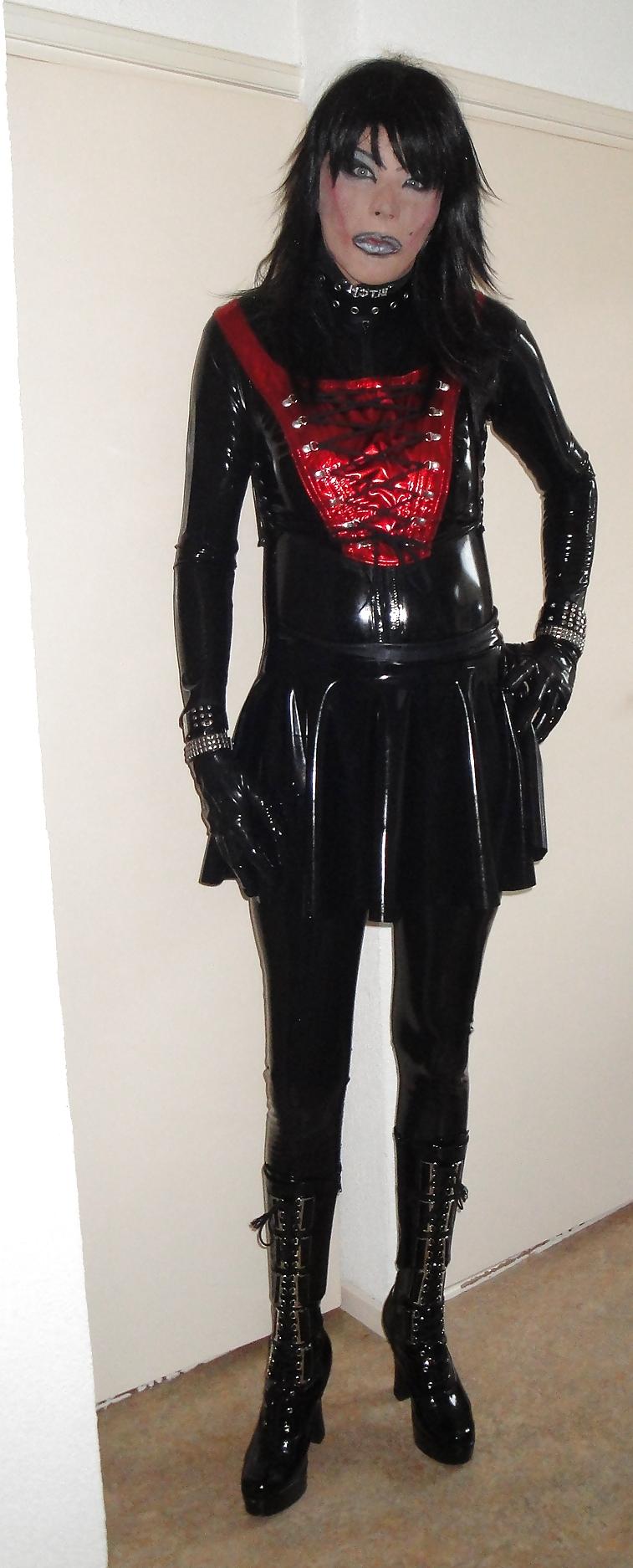 8P Kinky Latex Doll