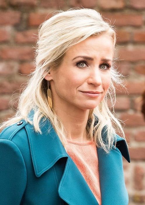 25P Dionne Stax - Dutch Presenter 6