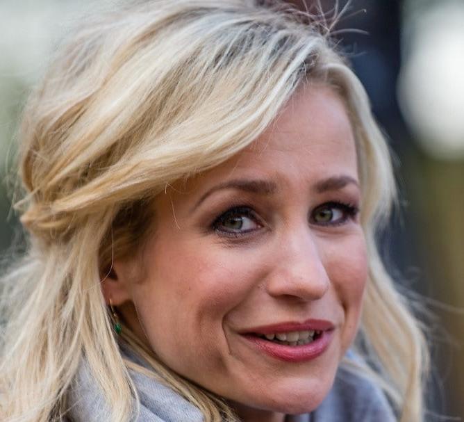 25P Dionne Stax - Dutch Presenter 6