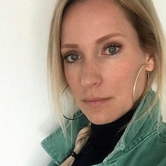 25P Dutch Presenter &amp; Hockey Player - Helene Hendriks 2