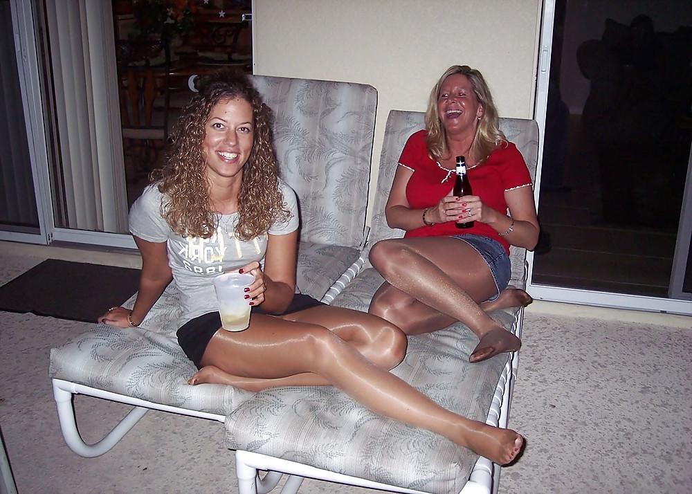 25P Party chicks in pantyhose