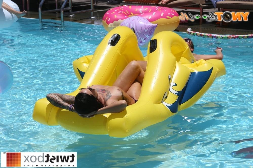 25P stacey havoc camcon toplees pool party 2016