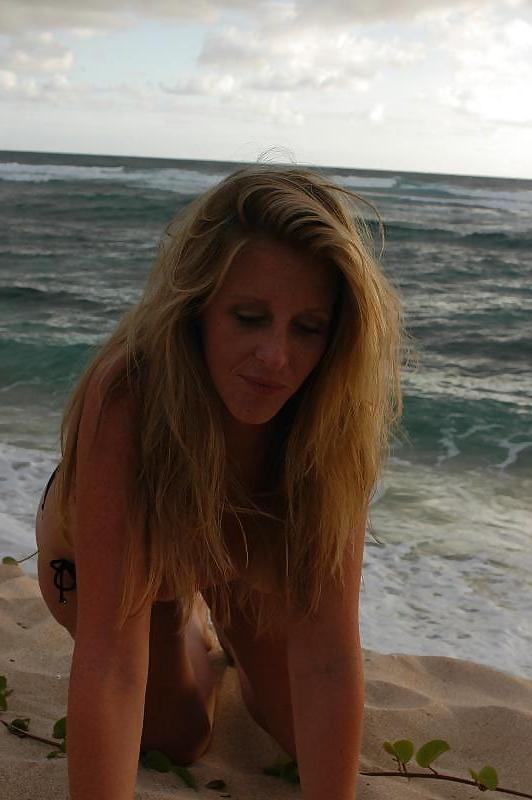 25P Blonde MILF playing for the camera
