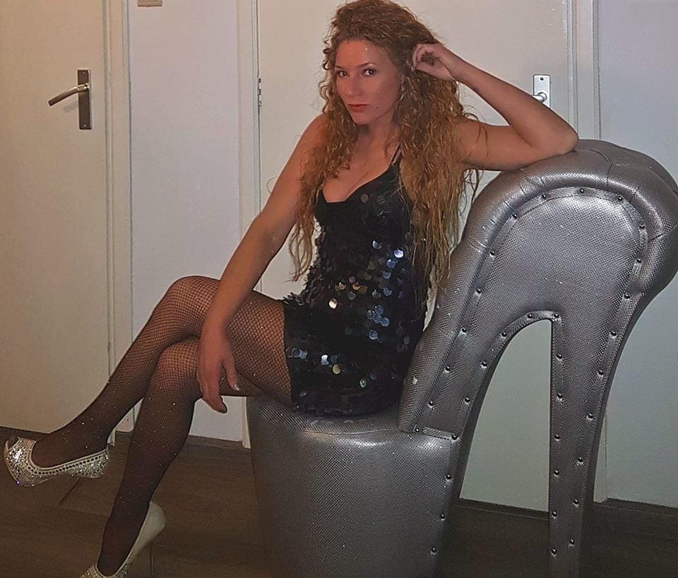 24P Hot Dutch redhead mom Diana posing sexy