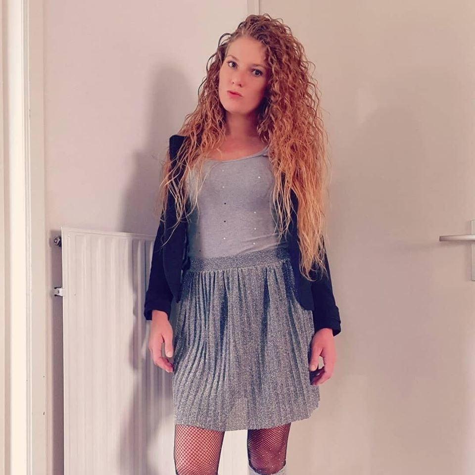 24P Hot Dutch redhead mom Diana posing sexy